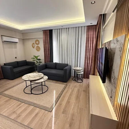 Konyaalti Plajina Yakin Lueks Antalya