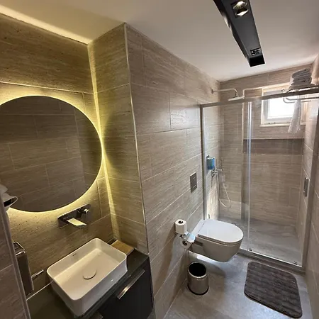 Konyaalti Plajina Yakin Lueks Antalya